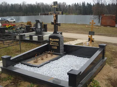 Памятник в виде креста на могилу