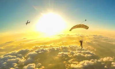 Группа десантников-парашютистов в небе во время операции \"Маркетинг Гарден\"  Редакционное Стоковое Изображение - изображение насчитывающей рынок, бой:  160133394