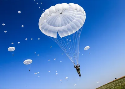 Фото парашютистов в небе фото