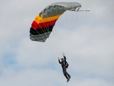 Прыжки с парашютом. Парашют в небе.. Редакционное Стоковое Фото -  изображение насчитывающей спорт, пилот: 191542783