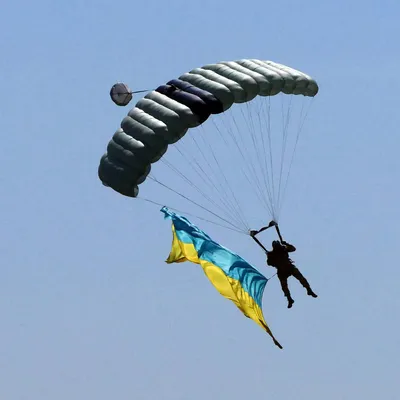 Фото парашютистов стало победителем конкурса «Астрахань в буре эмоций» |  АРБУЗ
