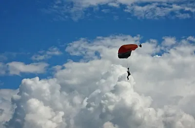 Неопознанный парашютист на голубом небе стоковое фото ©artush 50060345
