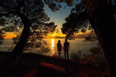 Парень с девушкой на закате фотографируются в Черногории | Balkan  peninsula, National parks, Most beautiful places