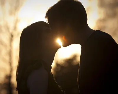 Нежный поцелуй пары на закате | Обои для телефона