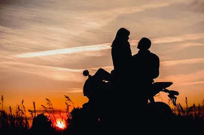 Обои на рабочий стол Парень с девушкой сидят на мотоцикле на закате, обои  для рабочего стола, скачать обои, обои бесплатно