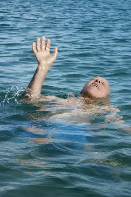Мужчина 19 часов болтался в море. Он спасся благодаря мячу - 13.07.2022,  Sputnik Кыргызстан