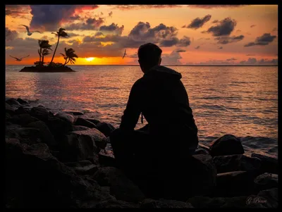 молодой красивый мужчина отдыхает на пляже Фото Фон И картинка для  бесплатной загрузки - Pngtree