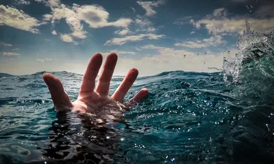 парень с девушкой купаются в море Stock Photo | Adobe Stock