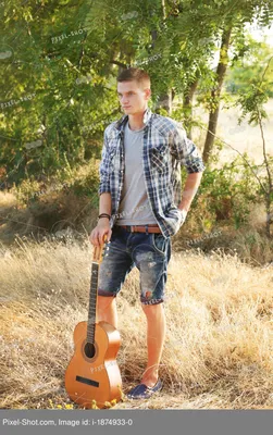 Молодой унылый парень с гитарой Стоковое Фото - изображение насчитывающей  гитара, задумчиво: 96941988