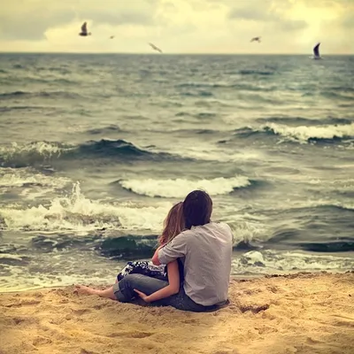 Романтические пары, любовь и обнять на пляже Стоковое Изображение -  изображение насчитывающей мужчина, подруга: 183770255