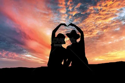 Молодые пары в любви в охватывают на закате на берегу моря Стоковое Фото -  изображение насчитывающей семья, валентинки: 205487230