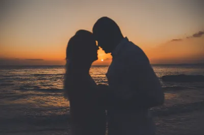 Счастливые пары танцы на закате на пляже Стоковое Фото - изображение  насчитывающей природа, романтично: 190279160