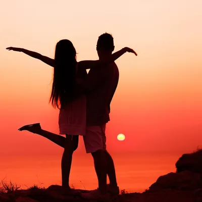 Пары, стоящие на закате солнца на пляже Стоковое Изображение - изображение  насчитывающей мужчина, примите: 211465449