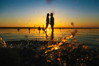 Влюбленная пара обнявшись смотрит на закат Stock Photo | Adobe Stock