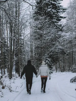 Фото пары в зимнем лесу фото