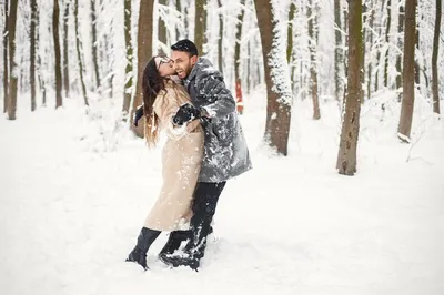 Влюбленная пара танцует в зимнем лесу. прогулка в морозный ясный день. |  Премиум Фото