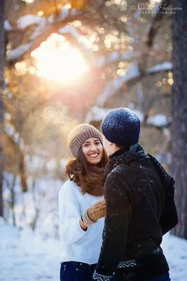 любящая пара в зимнем лесу среди снежных сосен Стоковое Фото - изображение  насчитывающей семья, влюбленность: 232621356