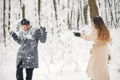 Счастливая молодая пара веселится в лесу в зимний день :: Стоковая  фотография :: Pixel-Shot Studio