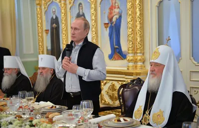 Патриарх Кирилл снова носит элитные часы. Раньше он обещал пользоваться  только «русскими недорогими часами»