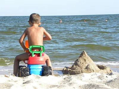 Мальчик на пляже стоковое изображение. изображение насчитывающей отдых -  17916207