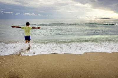 Загорелый мальчик играет на пляже Stock Photo | Adobe Stock