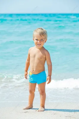 Милый мальчик бежит по берегу моря вдоль пляжа активный отдых на свежем  воздухе | Премиум Фото