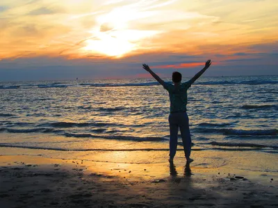 Мальчик + Мальчик + Море: Troye Sivan резвится на пляже в новом видео  «Lucky Strike» - OREST