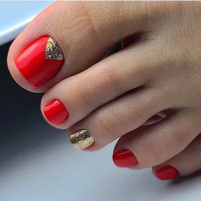 Красный педикюр: модные тенденции 2020 года (100 фото) | Summer toe nails,  Pedicure designs toenails, Toe nail color
