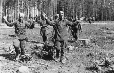 Сдавшиеся в плен немцам советские солдаты — военное фото