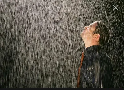 Вид задние прекрасного человека в плаще и капюшоне под дождем. Плохая идея  печали бурная дождливая погода Стоковое Изображение - изображение  насчитывающей падение, люди: 189687537