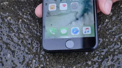 Логотип IPhone IPhone 7 добавочный водоустойчивый покрытый с водой  Редакционное Изображение - изображение насчитывающей освещение, камера:  77903845