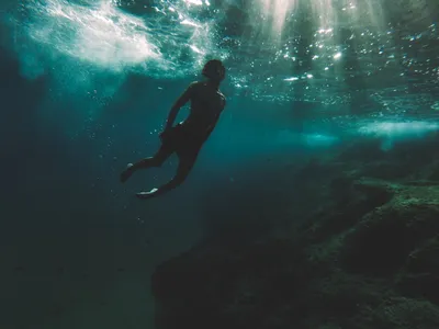 Человек под водой · Бесплатные стоковые фото