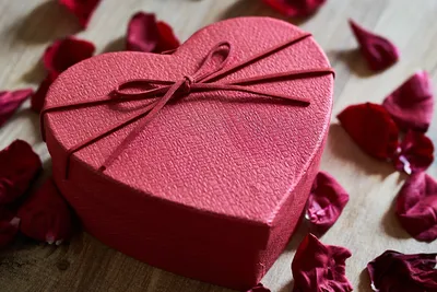 Подарки на день Святого Валентина украшают дырочками оранжевый и желтый  перенос подарок с сердцем сердца красными в честь 14-ое фе Стоковое  Изображение - изображение насчитывающей праздник, конструкция: 207162379