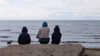 Девочка-подросток стоя в море Стоковое Изображение - изображение  насчитывающей красивейшее, отдых: 48938407