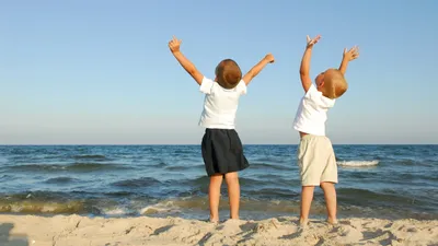 Подростки гуляя на пляж стоковое изображение. изображение насчитывающей  праздник - 21402027