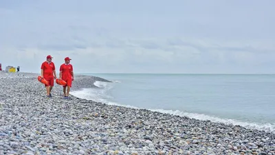 Счастливые подростки на море Стоковое Изображение - изображение  насчитывающей море, партия: 15630297