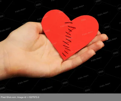 Сердце руками и красным сердцем.. Половины сердце. Иллюстрация вектора -  иллюстрации насчитывающей руки, головоломка: 205946233