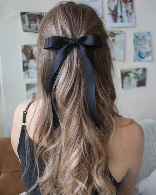 Прическа на 1 сентября. Бант из волос на косе // Back to school hairstyle.  Hair bow with braids https://youtu.be/Ffv… | Волосы, Прически, Прически для  длинных волос