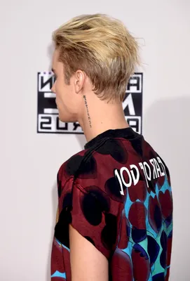 Не может остановиться: Джастин Бибер украсил татуировками весь торс | WMJ.ru