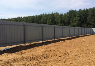 Забор из профлиста с двусторонним покрытием для участка с монтажом купить в  Москве, цена от 1050 руб. | Стройзабор