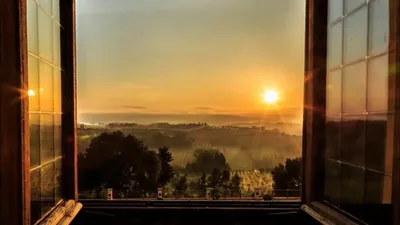 Вид на красивый рассвет из окна Стоковое Фото - изображение насчитывающей  рамка, утро: 162917092