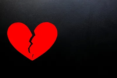 Разбитое и разбитое красное сердце на черном фоне. крупный план. виньетка.  день святого валентина. | Премиум Фото