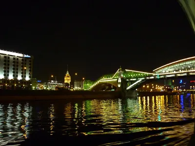 Набережная москвы-реки ночью Стоковое Фото - изображение насчитывающей  туризм, дорога: 168887184