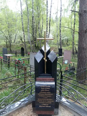 Ритуальный стандартный памятник на кладбище из черного гранита купить в СПб