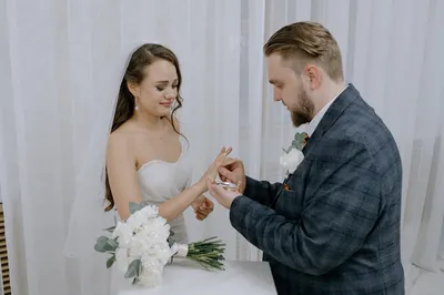 Невеста надевает обручальное кольцо на палец жениха. Свадьба, роспись в  ЗАГСе Stock Photo | Adobe Stock