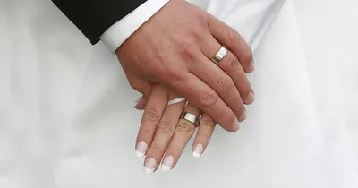 holding hands, обручальные кольца для жениха и невесты, обручальные кольца  фото на руках, любовь свадьба руки кольца, руки с венчальными кольцами, руки  молодоженов с обручальными кольцами, Свадебный фотограф Москва