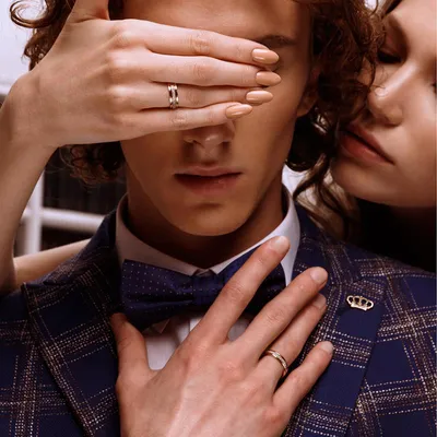 Обручальные кольца на пальцах молодожёнов Stock-Foto | Adobe Stock