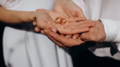 Видео: руки разных жениха и невесты, жених надевает кольцо на палец невесты  на свадьбе на открытом воздухе, Stock Footage Включая: люди и рука - Envato  Elements