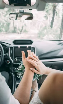 Изображение мужчины и женщины в машине супружеская пара, держась за руки  обручальными кольцами | Премиум Фото