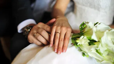 Фото рук с красивыми обручальными кольцами на голубой предпосылке Стоковое  Изображение - изображение насчитывающей жених, влюбленность: 100560205
